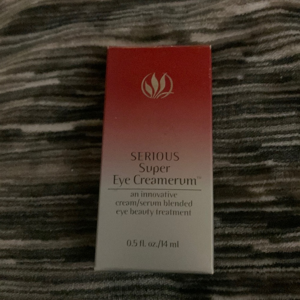 Serious super eye creamerum
